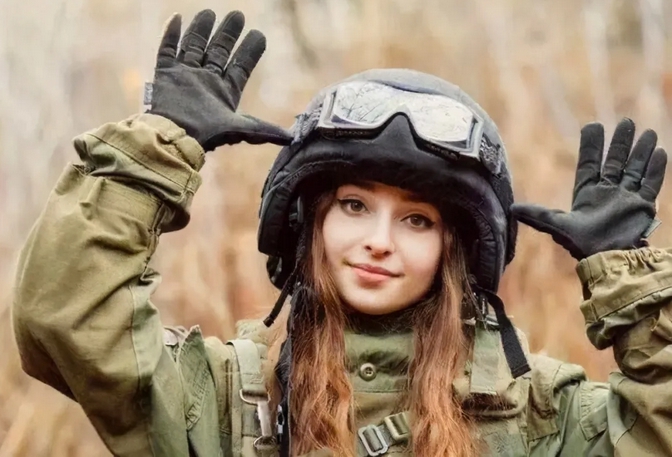 烏克蘭女兵顏值之高，與其基因有關，烏克蘭女性皮膚普遍白皙、吹彈可破的樣子。   圖：翻攝自環球網