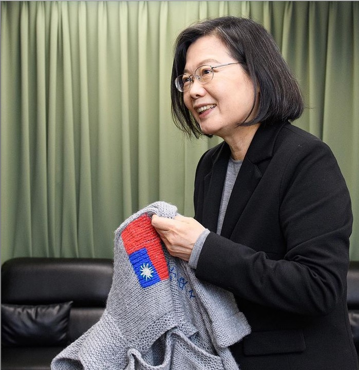 President Tsai Ing-wen was very surprised when he received a hand-knitted sweater from grandmother 