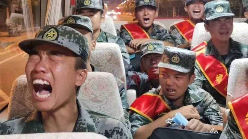 國際持續關注中共是否會伺機侵犯台灣，圖為日前流傳前往中印邊境支援的解放軍嚎啕大哭的畫面。   圖：翻攝推特