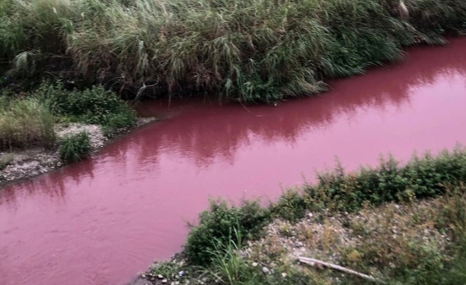 雲林縣斗六市郊虎尾溪6日下午被人發現遭汙水染成「紅色多瑙河」。   圖：翻攝斗六人社交圈
