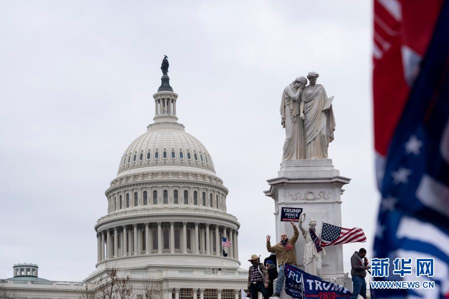 2021年 1 月 6 日，川普支持者站上國會大廈前的雕像，反對國會進行選舉人團選票確認。川粉國會暴動共造成5人死亡。   圖 : 翻攝自新華網
