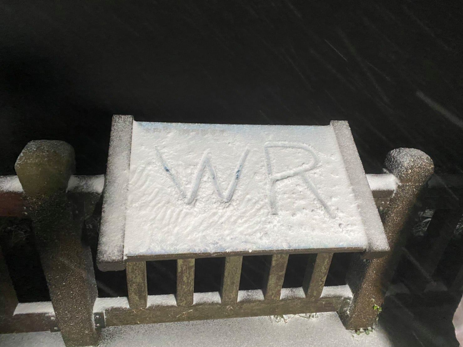 北部的大屯山8日凌晨開始飄雪，厚度達5公分，天氣風險WeatherRisk公司開直播，引起粉絲關注。   圖：翻攝自天氣風險WeatherRisk臉書