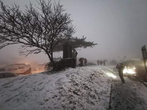 巴拉卡公路也下雪了！三芝公所：2016霸王寒流後首次 