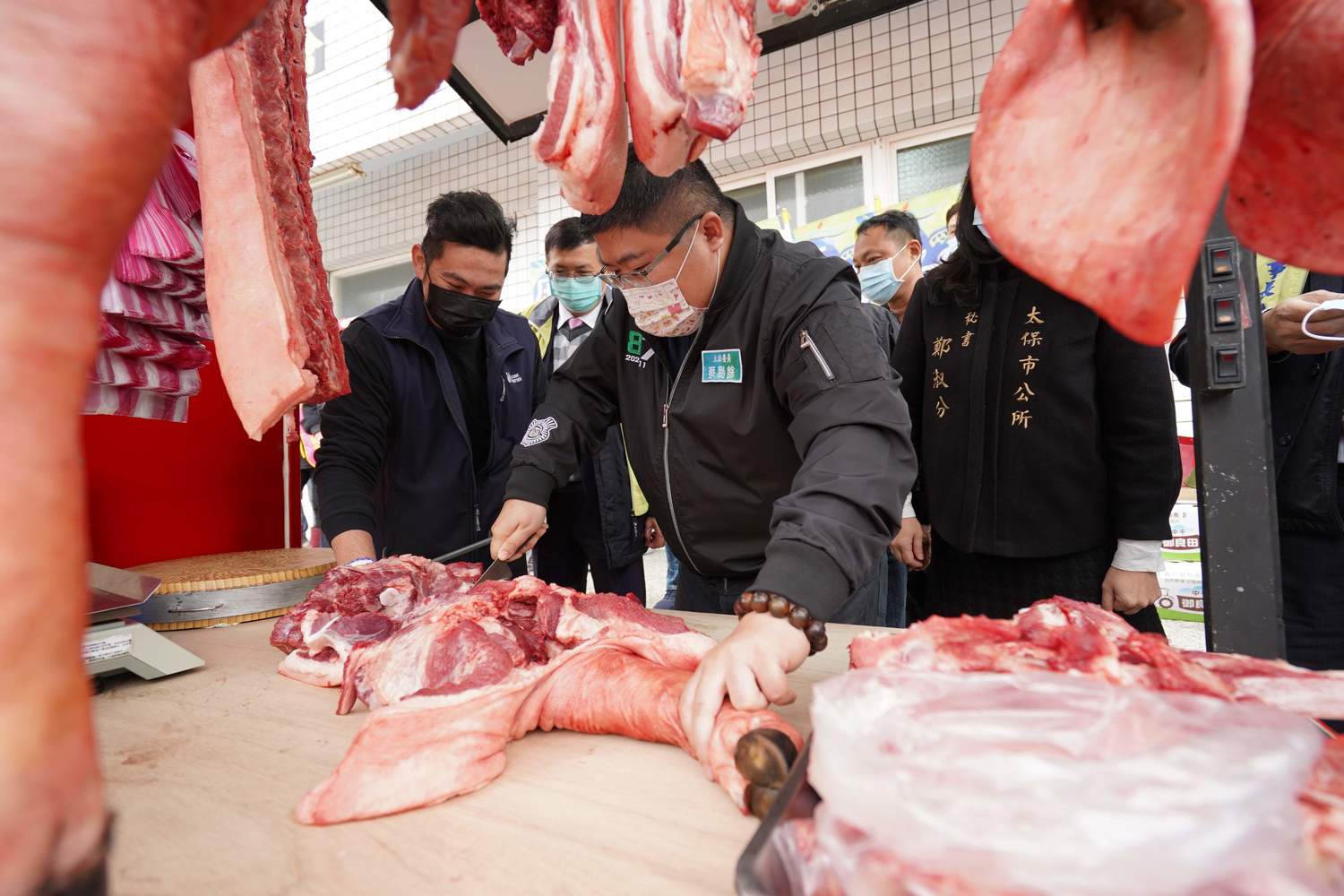 肯定非萊豬  蔡易餘、會計師公會送老人食堂新鮮豬肉