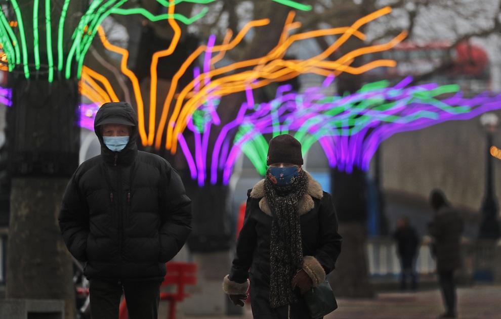 After the epidemic broke out, Londoners came out wearing masks Photo: Image by Dazhi / Associated Press