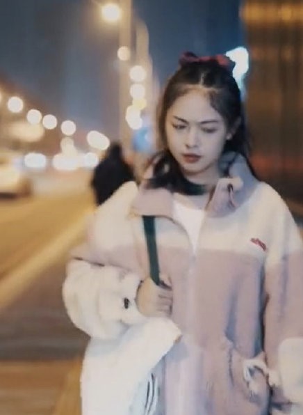 中國生活用品品牌「全棉時代」（Purcotton）日前發布卸妝紙巾的廣告，未料片中劇情遭人質疑歧視女性，在網路上引起撻伐聲浪。   圖：翻攝自微博
