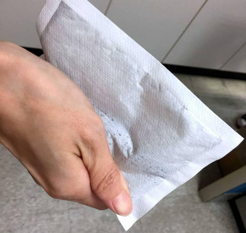 另類寒害！8旬翁誤把暖暖包當調味包拌麵吃下肚