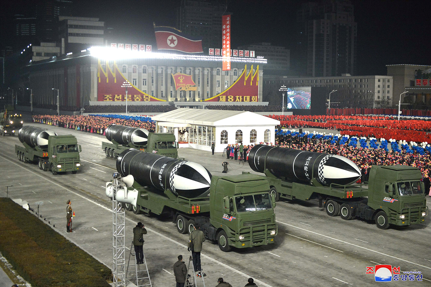 North Korea held a nightly military parade in Pyongyang's Kim Il Sung Square on the night of the 14th, displaying a new type of submarine-launched short-range ballistic missile, touted as the world's strongest weapon by state media. : Image by Dazhi / Reuters