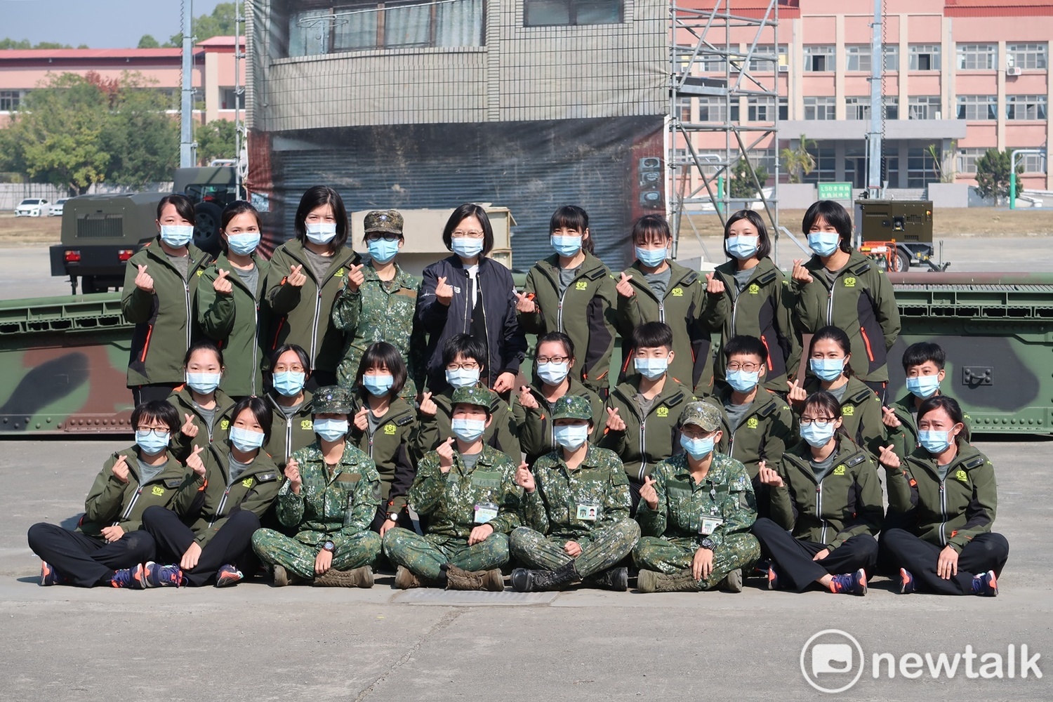 總統蔡英文與54工兵群女兵合照、手比啾咪。   圖：林朝億/攝