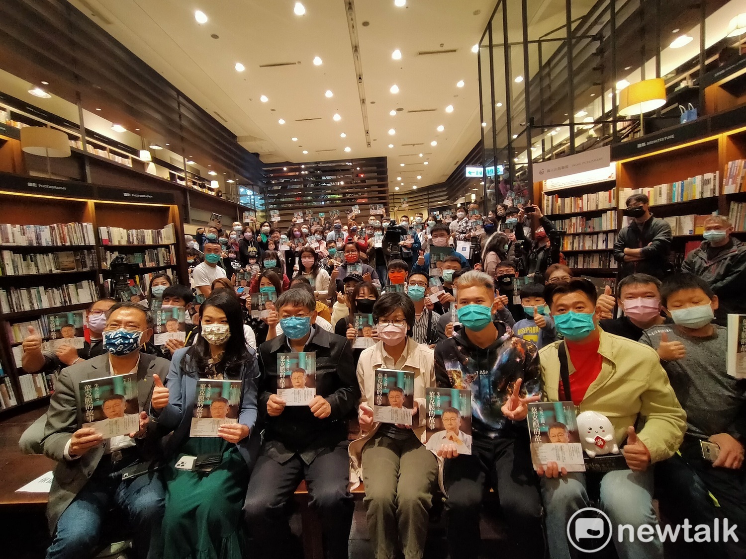 Ke Wenzhe held a book signing event in Zhongyou Eslite.Tang Funian / Photo