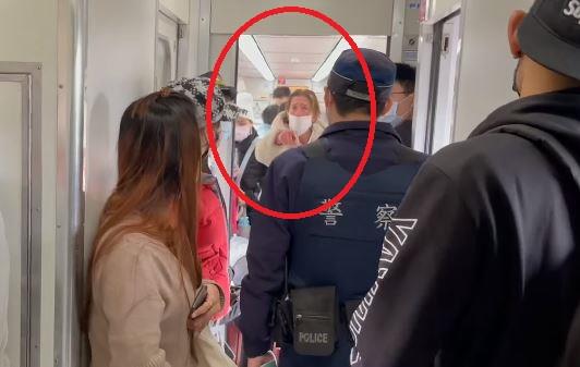 A foreign woman refused to wear a mask (in the red circle) on a Taiwan railway train and caused a riot in the carriage, causing passengers to look at her and also alarming the police to proceed.  Photo: Inverted of the Commune of Last News / Rex Huang