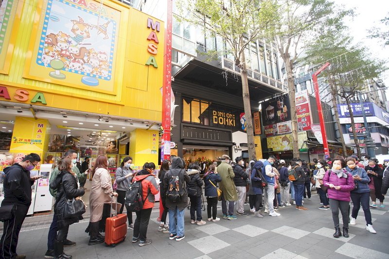 唐吉訶德台灣首店開幕 哈日族清晨排4小時搶入場