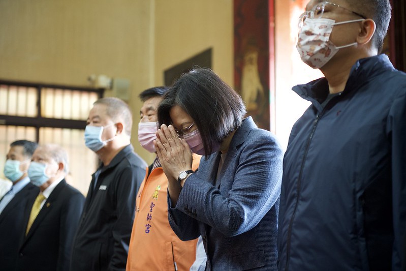 蔡英文參拜台中聖帥宮 望全民團結抗疫「為桃園加油」