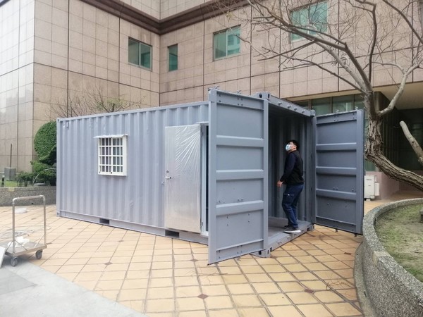 Shi Jingzhong revealed that a certain medical center urgently bought a large container house to use as an open-air outpatient clinic Image: Flip Shi Jingzhong's Facebook