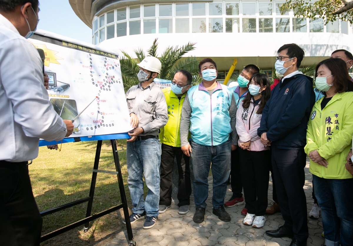 On the mayor's itinerary on January 15, Huang Jie (third from right) placed Chen Qimai, who was listening carefully to the briefing.  (Informational photo) Image: Kaohsiung City Government / provided