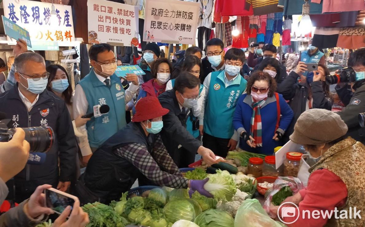 Zheng Wencan personally went to Nanmen Market to buy fresh fruits and vegetables, and appealed to the public to go to the market calmly to buy New Year's products and cheer on vendors.Picture: Lin Yunzhen / Photo