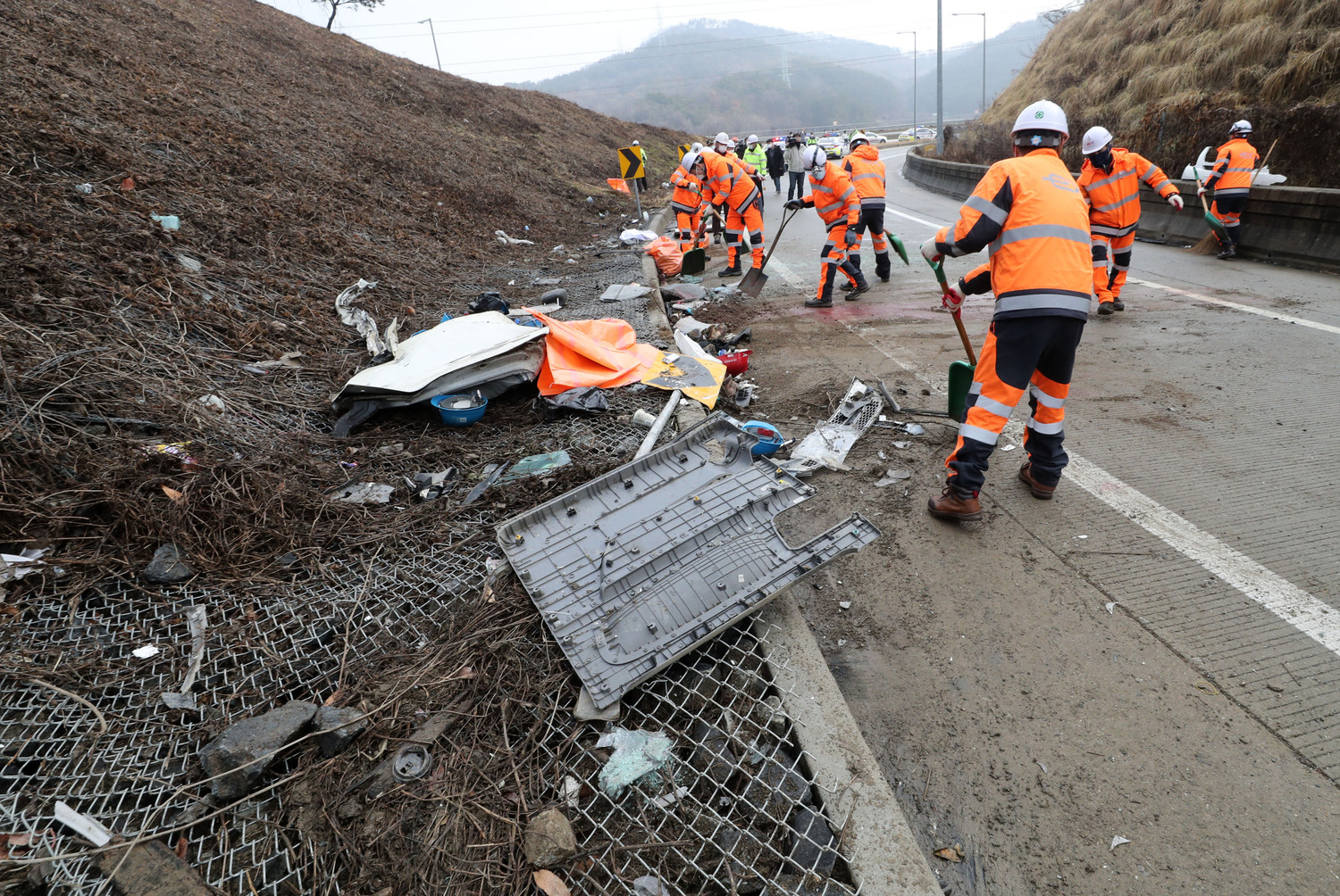 韓國救難人員在高速公路上處理車禍殘骸。   圖 : 翻攝自澎派新聞