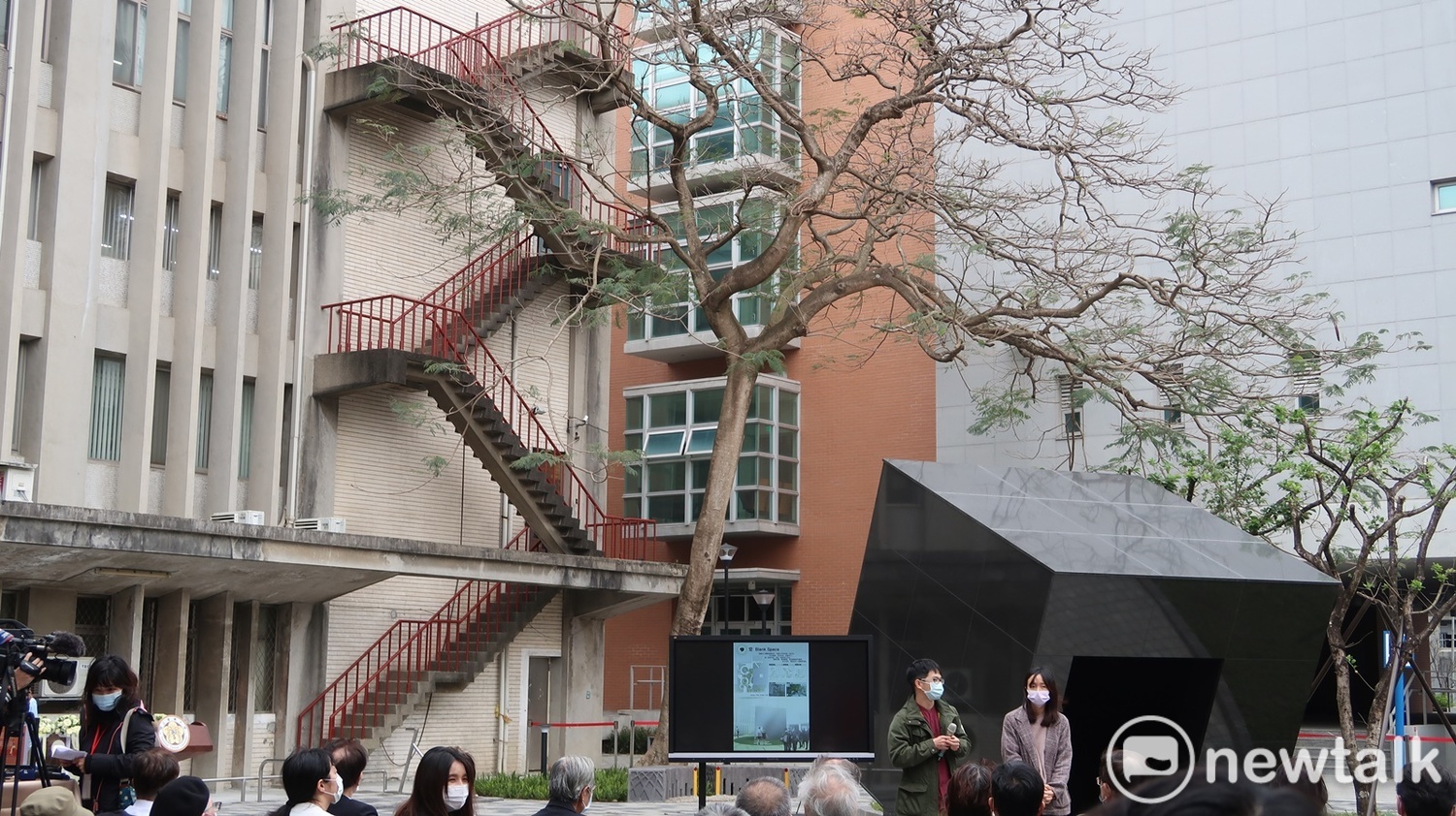 陳文成紀念碑「空」面對的就是1981年陳文成墜樓的台大研究生圖書館的樓梯   圖：林朝億/攝