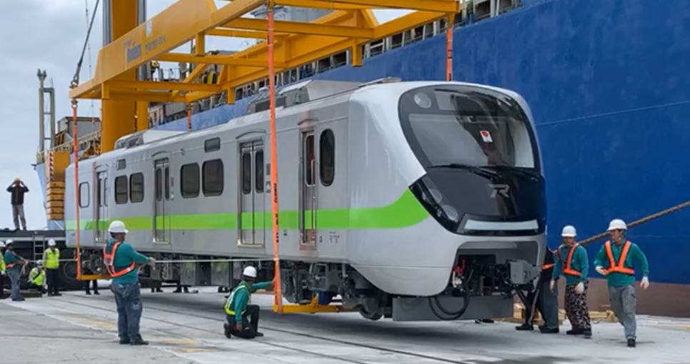 「最美區間車」未上路就相撞！台鐵：玻璃、鼻端受損龜裂