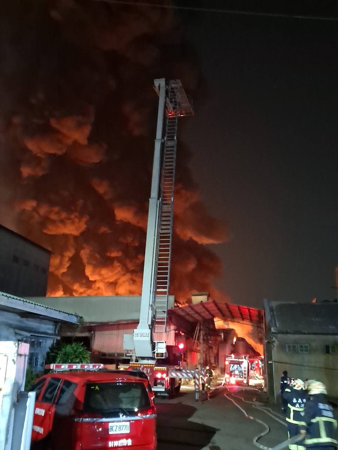 嘉市青年街工廠火警從黑夜燒到白天  濃煙像龍捲風
