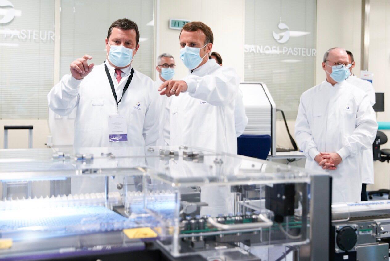 法國總統馬克宏（前排右）關心該國境內疫苗研發生產進度，對於中國進行疫苗外交提出質疑。   圖：翻攝自馬克宏臉書