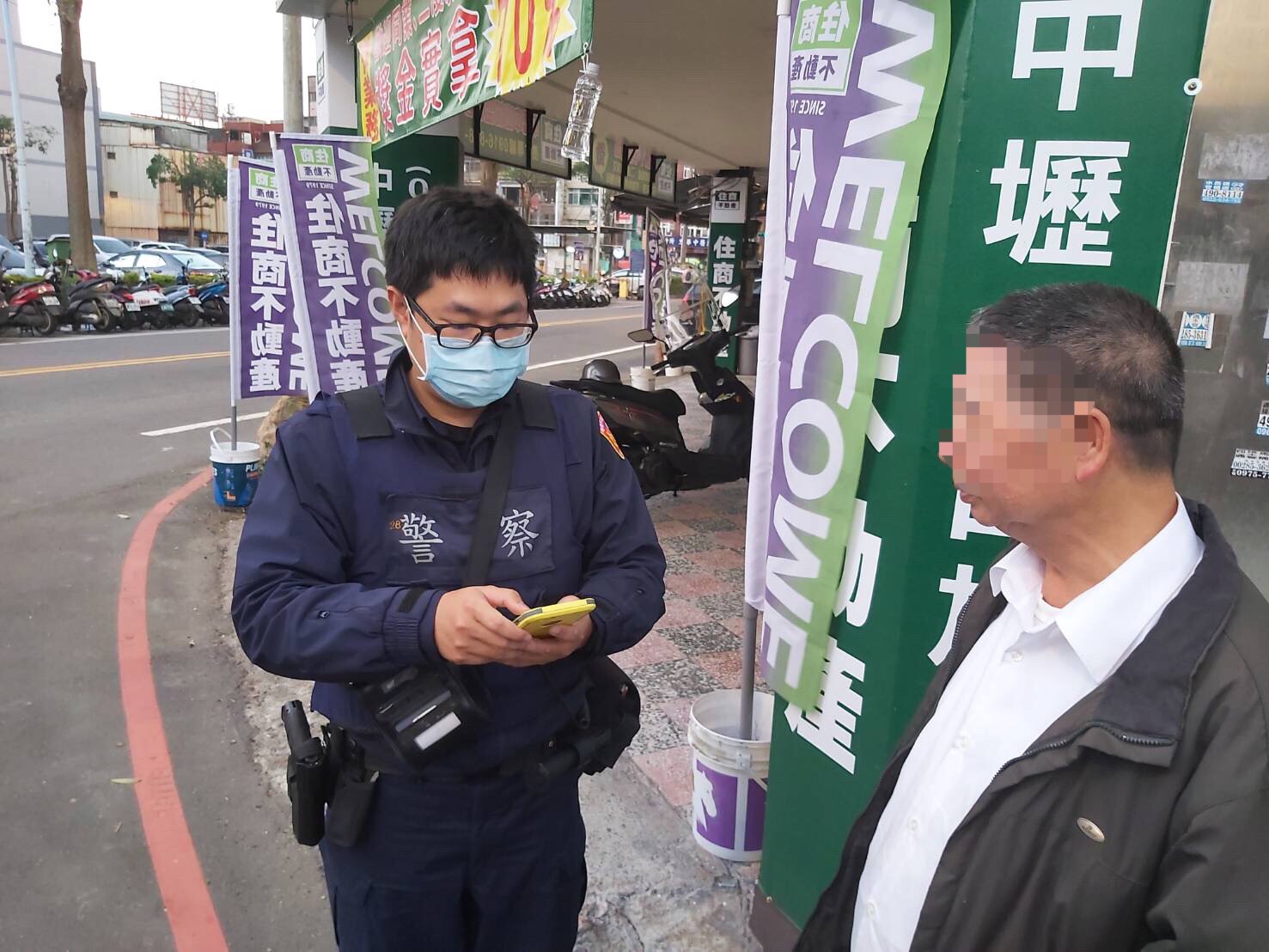 老翁離家五年巷口偷看金孫  遇警盤查勸回家團圓