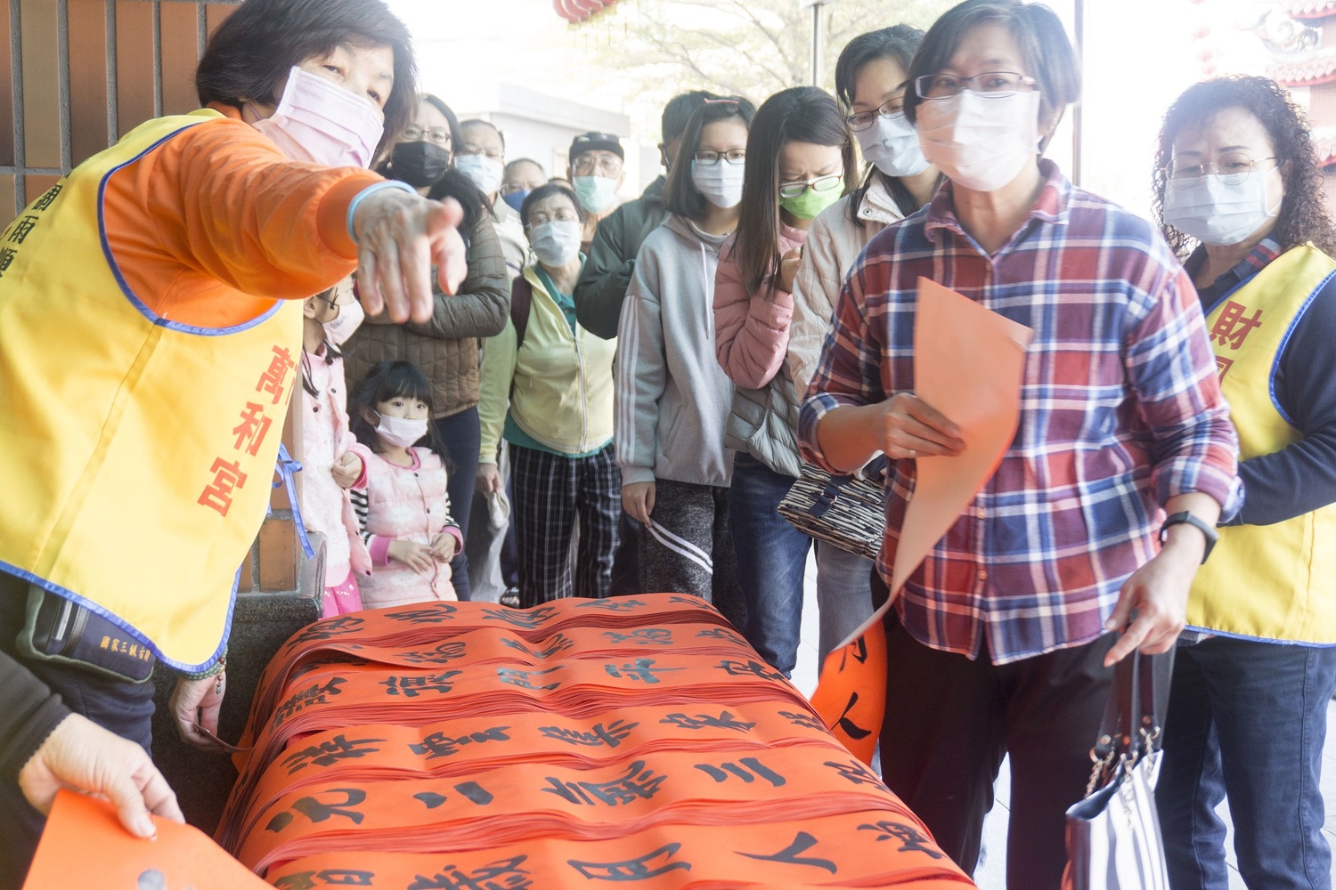 送春聯兼防疫！中市萬和宮揪18位名家提前揮毫  民眾到場直接領