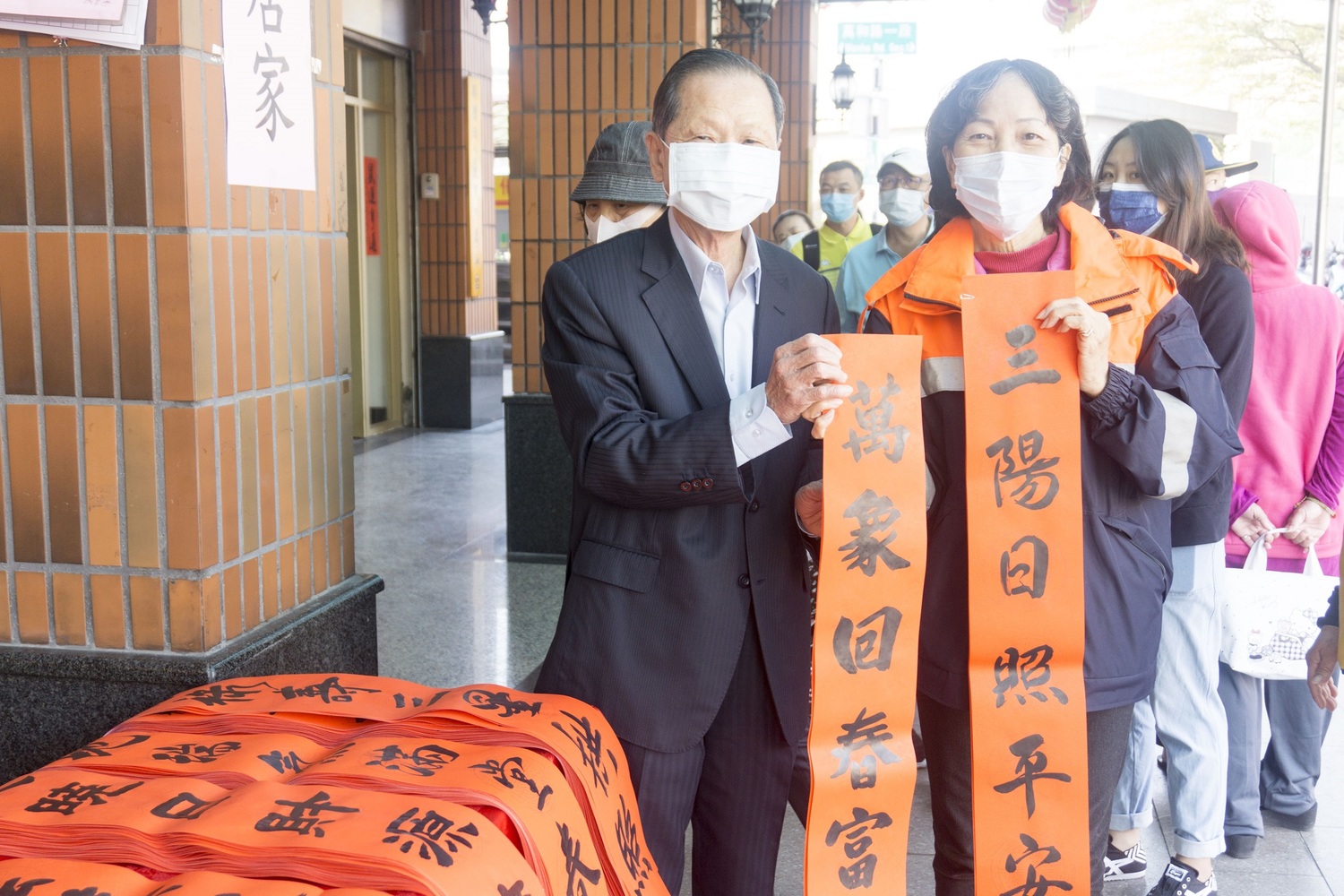 送春聯兼防疫！中市萬和宮揪18位名家提前揮毫  民眾到場直接領