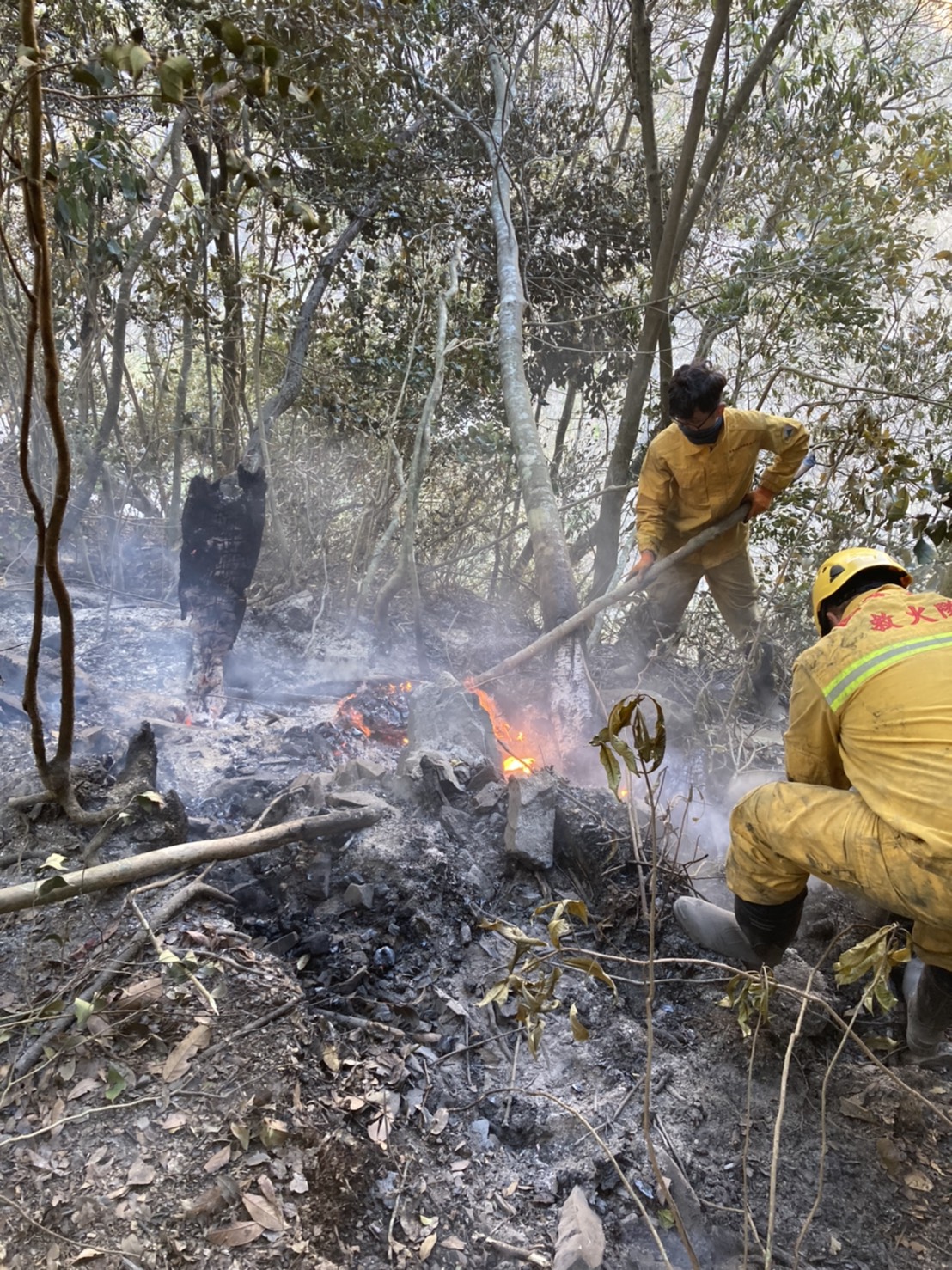 中橫便道山林火警  出動黑鷹直升機空中投水