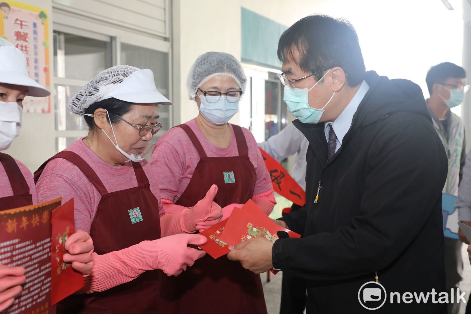 550位校廚辛苦了！黃偉哲致贈學校廚房人員春節紅包
