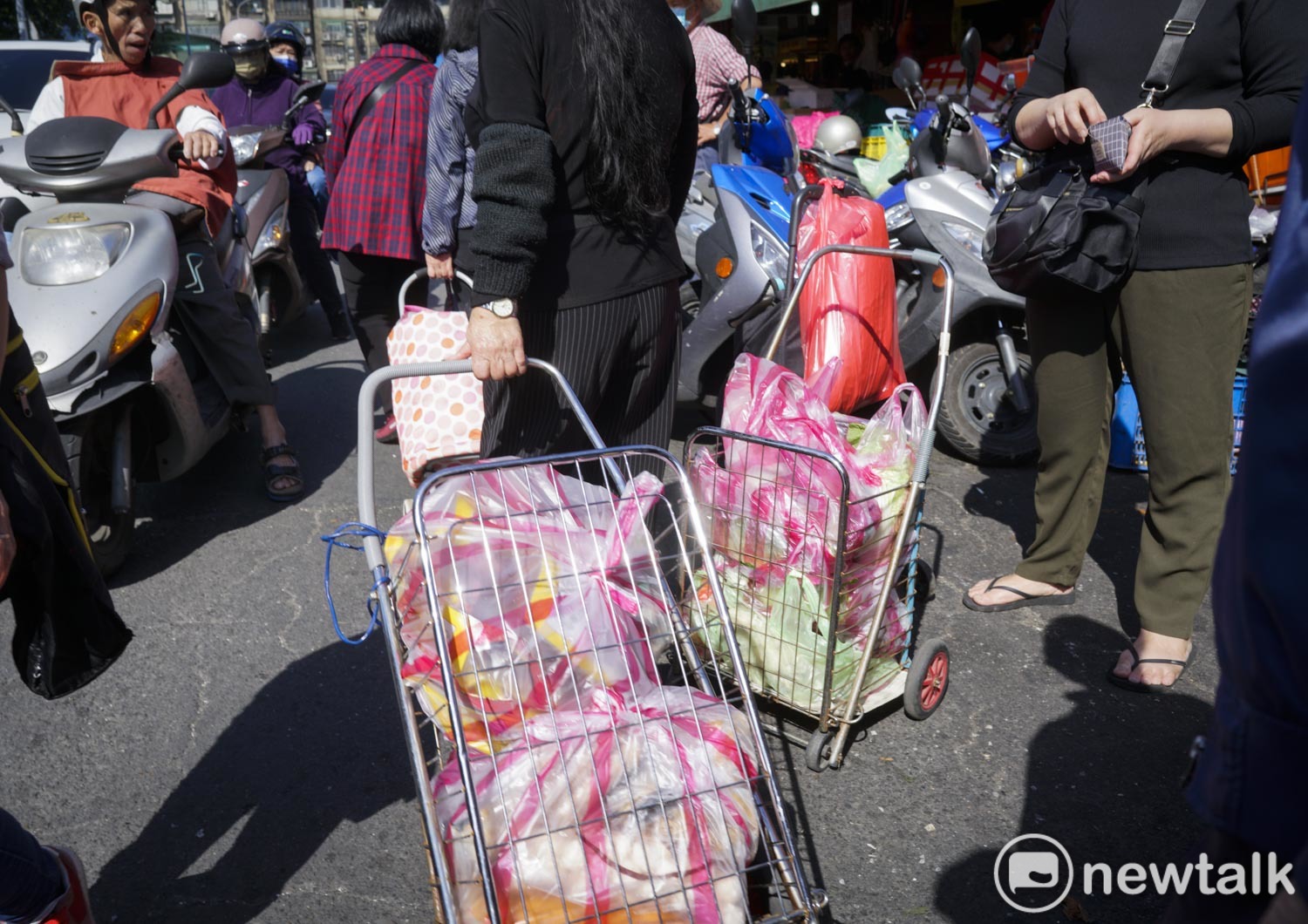 良影一二》年節採購 民眾搶搶搶好貨 商家拼拼拼現金