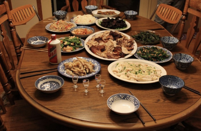 圍爐選「年菜還火鍋」？答案一面倒