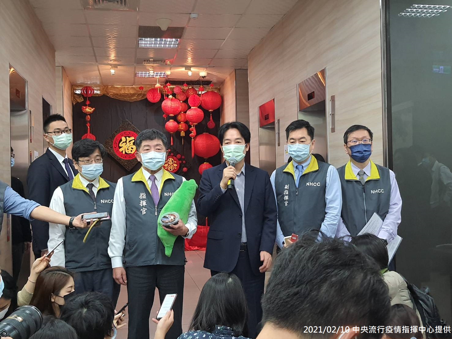 賴清德前往疾管署！親送龜苓膏盼「疫情歸零」