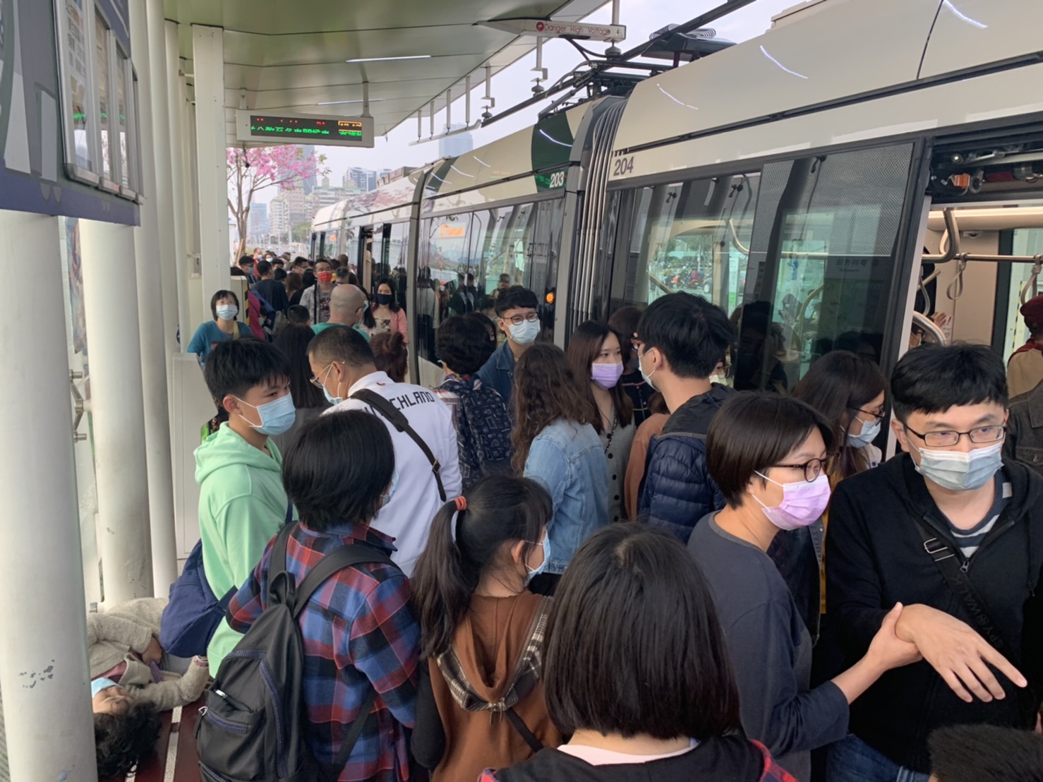 高雄輕軌列車遭電動自行車擦撞 肇事者逃逸 高捷公司：將依法追究！