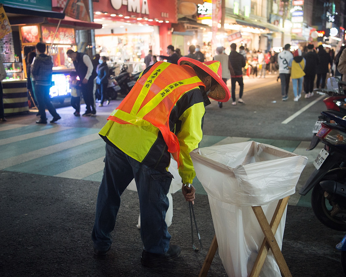 嘉義市文化路夜市除夕夜人潮塞爆  防疫做好做滿