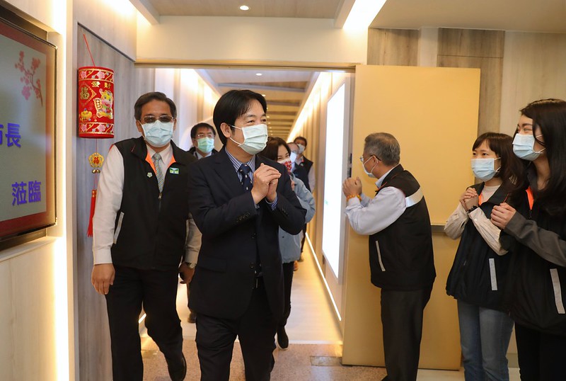 賴清德慰勉南區交控中心 贈葉黃素：眼力好 交通掌握更精準