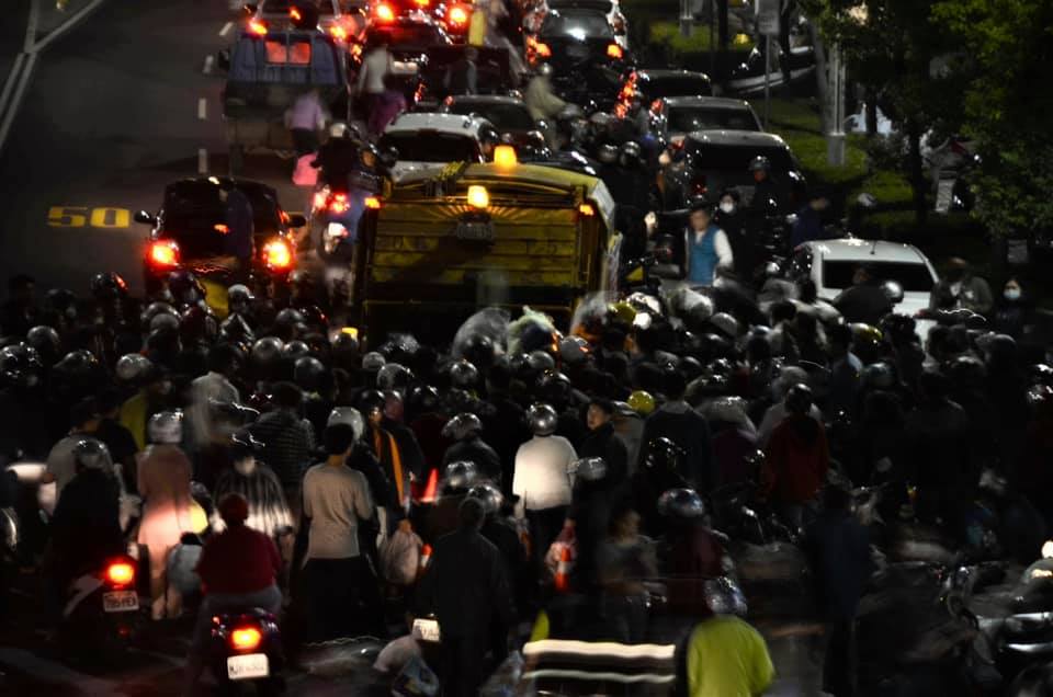 嘉義市春節「另類聚會」 深夜人潮湧現追垃圾車