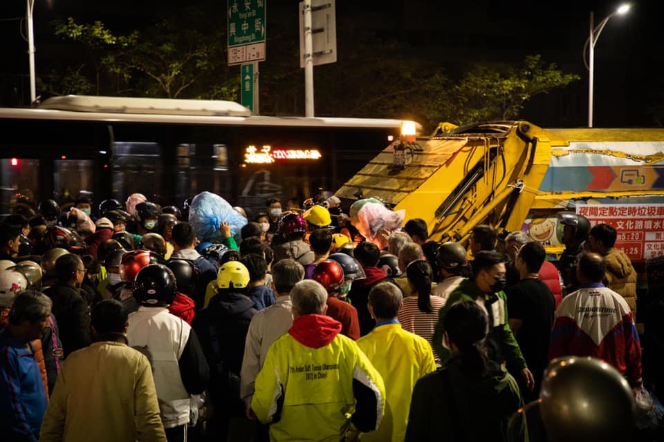 嘉義市春節「另類聚會」 深夜人潮湧現追垃圾車