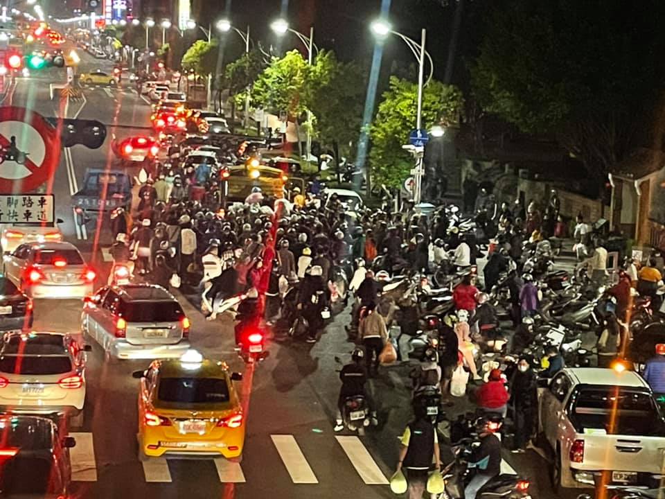 嘉義市春節「另類聚會」 深夜人潮湧現追垃圾車