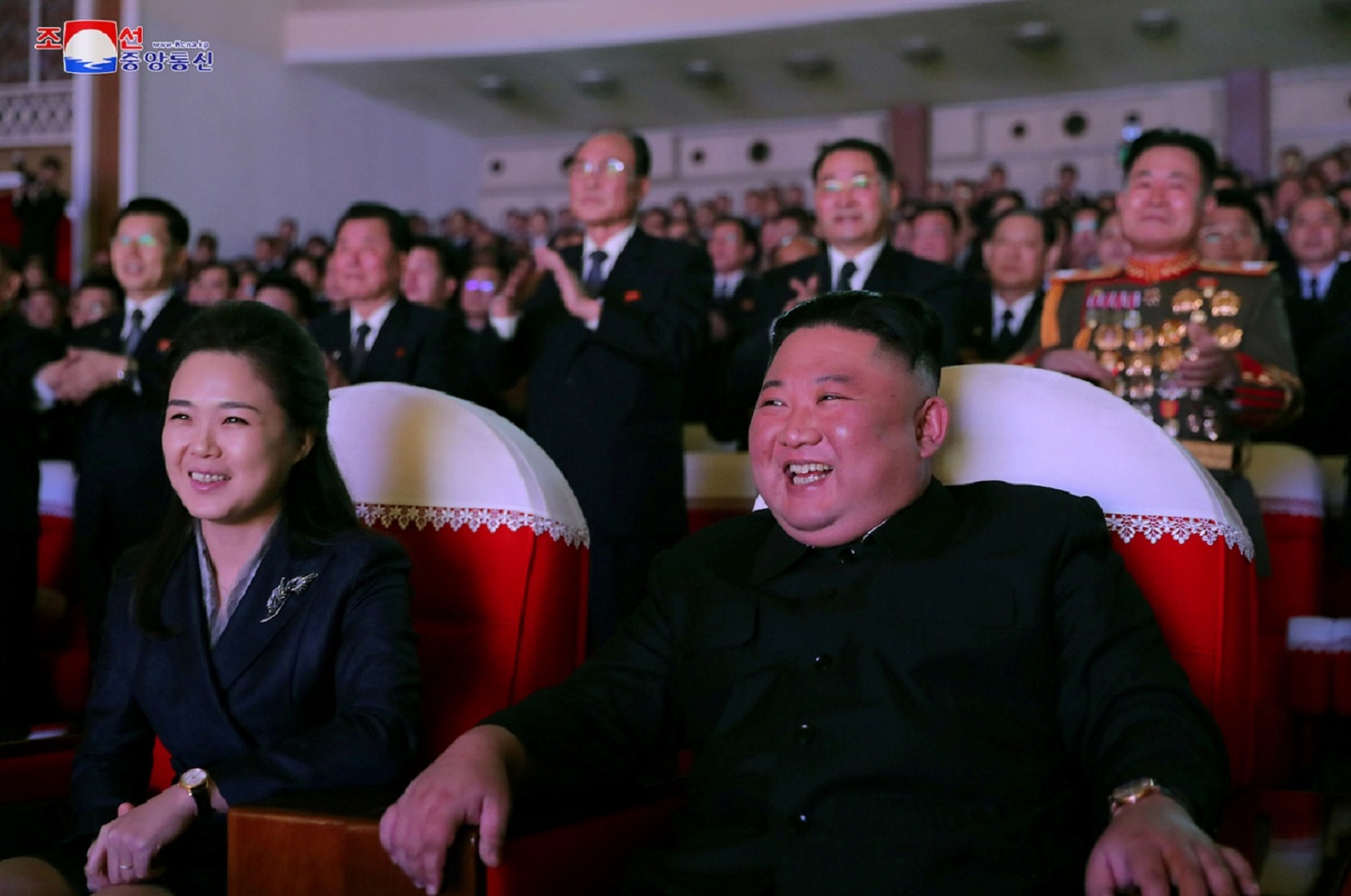朝鮮官媒公布第一夫人李雪主（前排左起）陪伴金正恩看誕辰79周年的紀念演出，媒體在報導時將金正恩的頭銜，翻譯成英文為「北韓國家總統」。   圖：達志影像/路透社