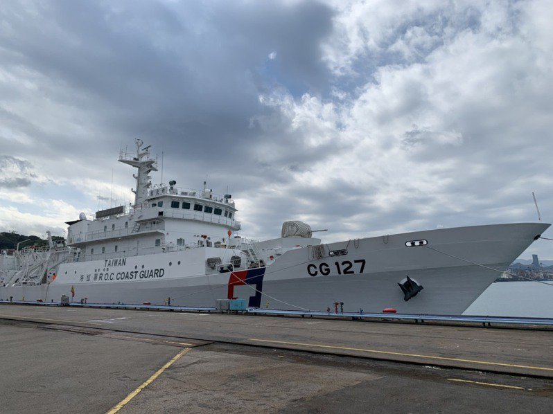 海巡艦艇為了避免和中國海警船混淆塗裝新增「TAIWAN」字樣。   圖：海巡署 / 提供