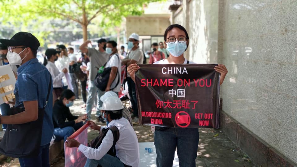 中共拒絕譴責制裁緬甸軍方 仰光民眾怒舉標語痛罵｢中國你太無恥了｣