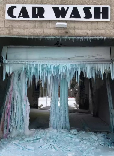 德州當地洗車場結滿藍色冰柱，宛若「極地冰洞」。   圖：翻攝Reddit