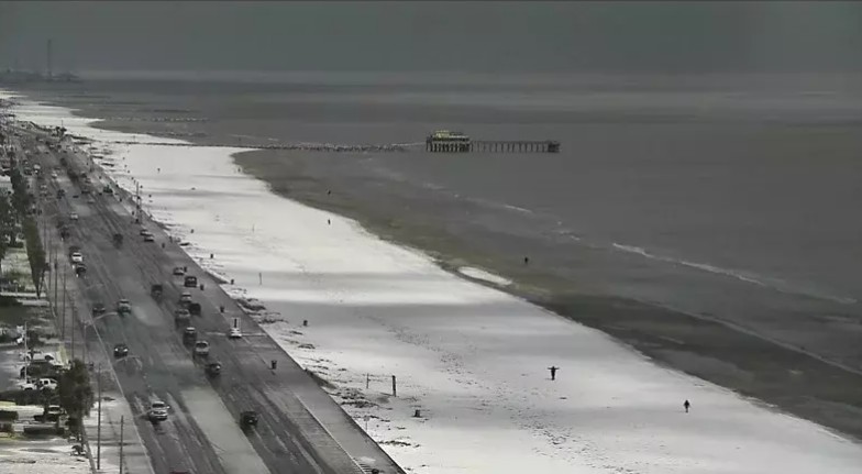 德州加爾維斯敦的沙灘因暴風雪鋪滿白色積雪。   圖：翻攝自推特