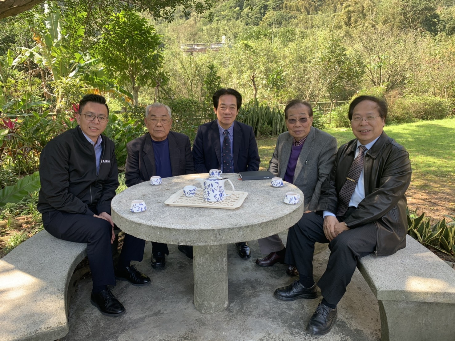  前桃園農田水利會會長黃金春（右2）受邀到副總統賴清德金山老家作客。 圖：黃金春／提供(資料照) 