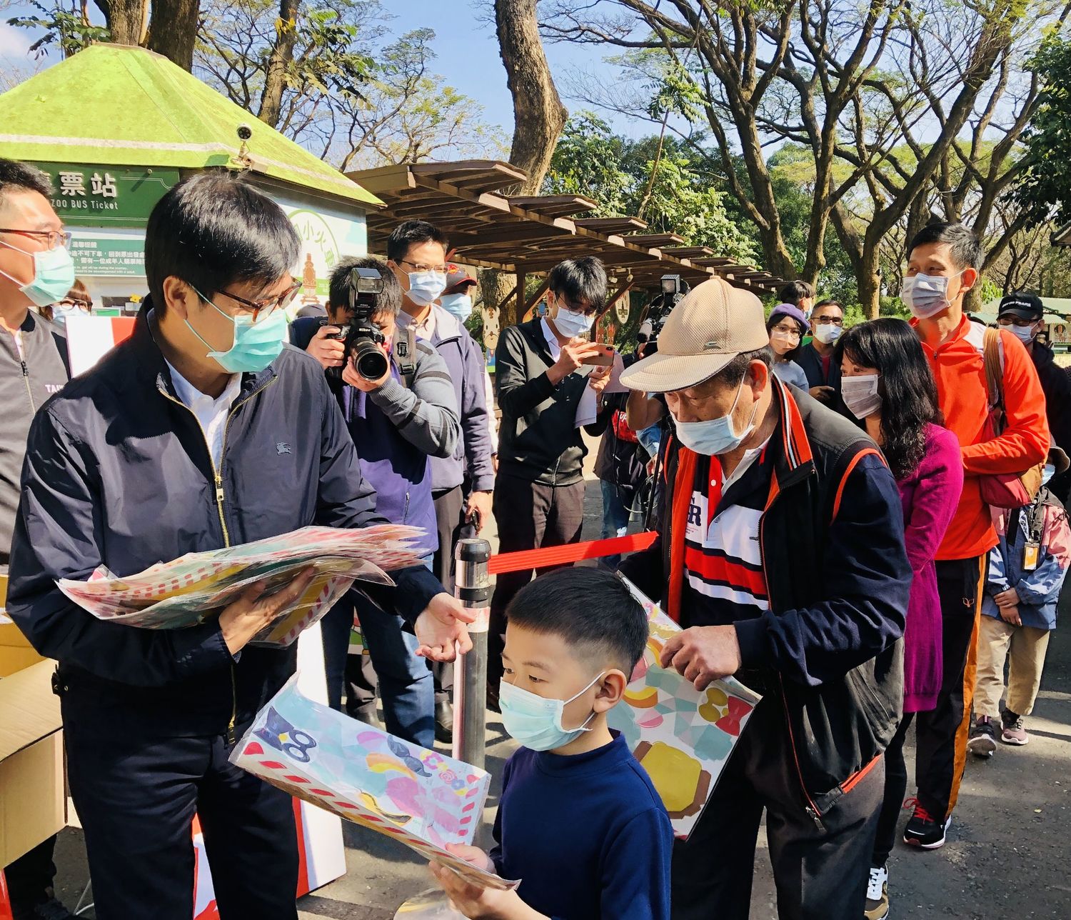 陳其邁(左)在壽山動物園親自發送「牛揹揹」小提燈。   圖：高雄市觀光局/提供