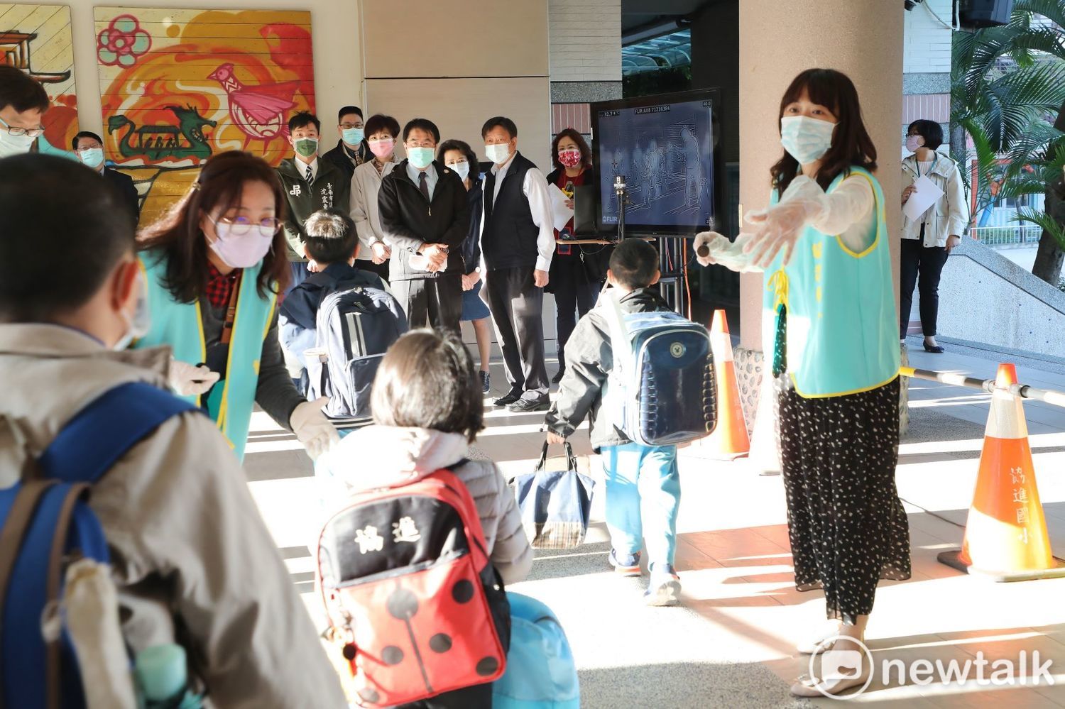 防疫整備READY GO  黃偉哲視察校園防疫籲共同守護學童健康