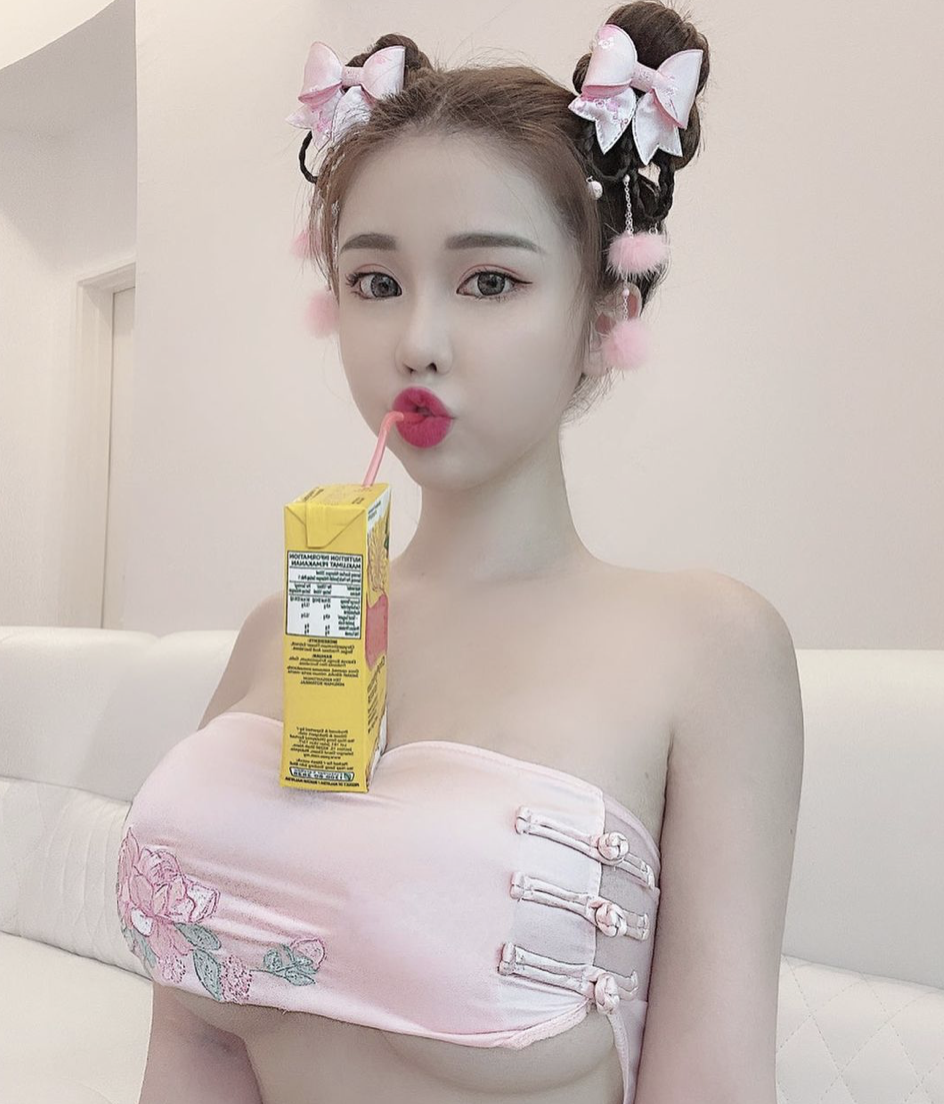 喝飲料不用手！辣模傲人身材讓人直噴鼻血