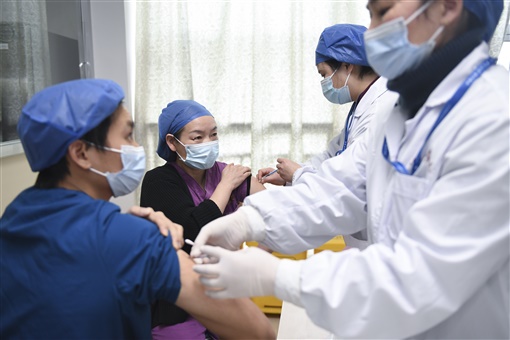 據調查，中國醫護人員對新冠疫苗接種意願仍低，女性及高學歷者更對疫苗副作用抱持質疑態度。   圖：翻攝自人民網