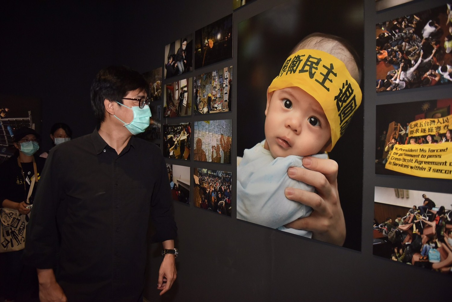 陳其邁觀看「香港反送中」「返校」展  呼籲珍惜民主自由